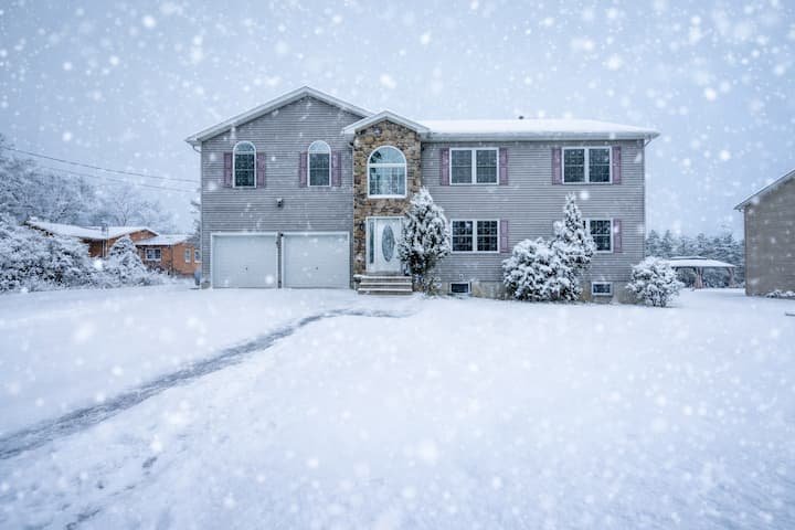 Bull Run Trailhouse living room in winter